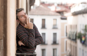 La solitude et le malheur font vieillir plus vite que la cigarette