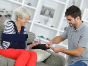 Famille : 1 actif sur 4 sera un aidant en 2030