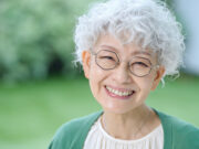 Pourquoi avons-nous les cheveux qui blanchissent ?