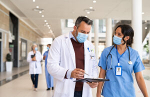 COVID-19: est-ce déjà le pic de la 8e vague ?