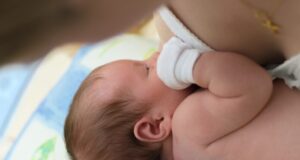 Le colostrum de la femme : l’or liquide