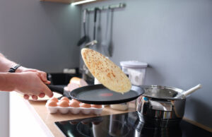 Poêles usagées : des millions de particules de plastique dans votre assiette