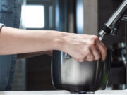 Est-il dangereux de faire bouillir directement de l’eau chaude du robinet ?