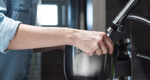 Est-il dangereux de faire bouillir directement de l’eau chaude du robinet ?