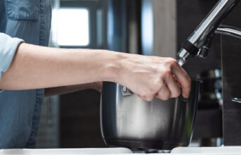 Est-il dangereux de faire bouillir directement de l’eau chaude du robinet ?