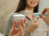 Se blanchir les dents au bicarbonate : une bonne idée ?