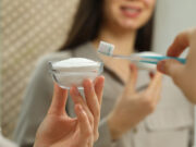 Se blanchir les dents au bicarbonate : une bonne idée ?