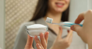 Se blanchir les dents au bicarbonate : une bonne idée ?
