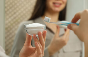 Se blanchir les dents au bicarbonate : une bonne idée ?