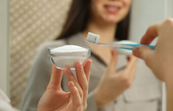 Se blanchir les dents au bicarbonate : une bonne idée ?