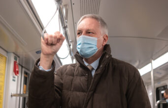 Le masque contre le Covid fait son retour