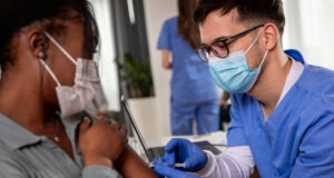Covid-19: les vaccins bivalents autorisés en première dose