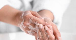 Faut-il se laver les mains à l’eau chaude ou à l’eau froide ?