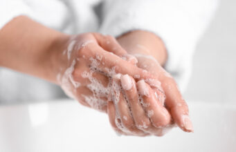 Faut-il se laver les mains à l’eau chaude ou à l’eau froide ?
