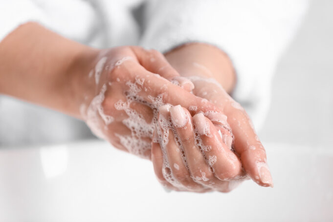 Faut-il se laver les mains à l’eau chaude ou à l’eau froide ?