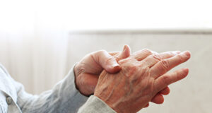 Arthrose de la main : bientôt un nouveau médicament anti-inflammatoire ?