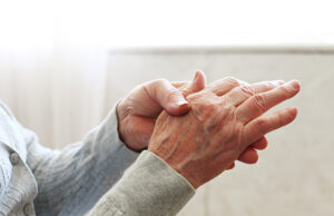 Arthrose de la main : bientôt un nouveau médicament anti-inflammatoire ?