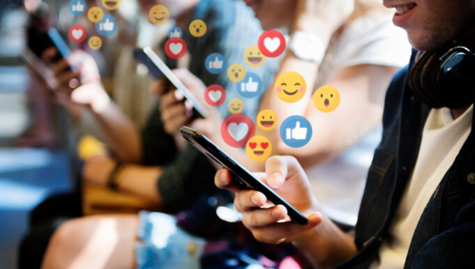 Comment les réseaux sociaux modifient le cerveau des ados ?