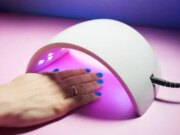 Les lampes UV des manucures exposent à des mutations cancérigènes