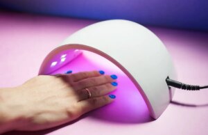 Les lampes UV des manucures exposent à des mutations cancérigènes
