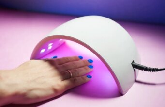 Les lampes UV des manucures exposent à des mutations cancérigènes