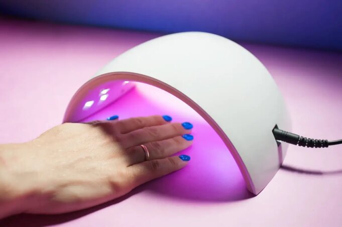 Les lampes UV des manucures exposent à des mutations cancérigènes