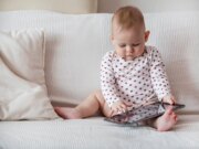 Le temps d’écran des bébés influe sur leur réussite scolaire