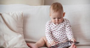 Le temps d’écran des bébés influe sur leur réussite scolaire