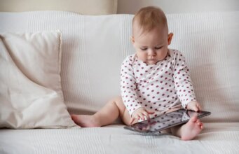 Le temps d’écran des bébés influe sur leur réussite scolaire