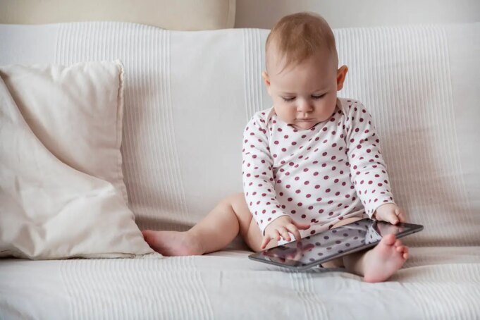 Le temps d’écran des bébés influe sur leur réussite scolaire