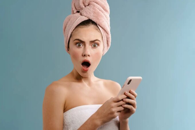 Pourquoi vous ne devriez pas utiliser votre téléphone dans la salle de bain