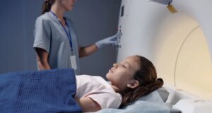 Scanner la tête d’un enfant augmente-t-il vraiment le risque de tumeur du cerveau ?