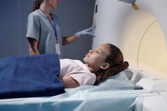 Scanner la tête d’un enfant augmente-t-il vraiment le risque de tumeur du cerveau ?