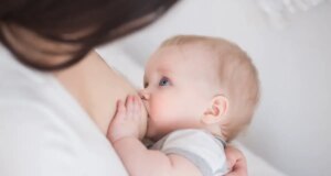 Bébé : l’allaitement prolongé protège des caries