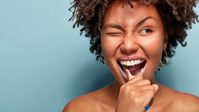 Se brosser les dents après les repas, est-ce vraiment une bonne idée ?