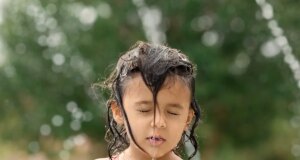 Est-ce mauvais pour la santé de sortir les cheveux mouillés ?