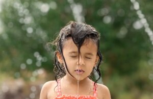 Est-ce mauvais pour la santé de sortir les cheveux mouillés ?