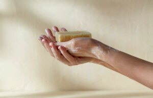 Le savon liquide est-il plus sain que le savon en pain ?