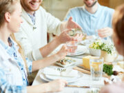 Faut-il boire un verre d’eau avant de manger ?