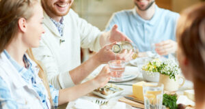 Faut-il boire un verre d’eau avant de manger ?