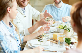 Faut-il boire un verre d’eau avant de manger ?