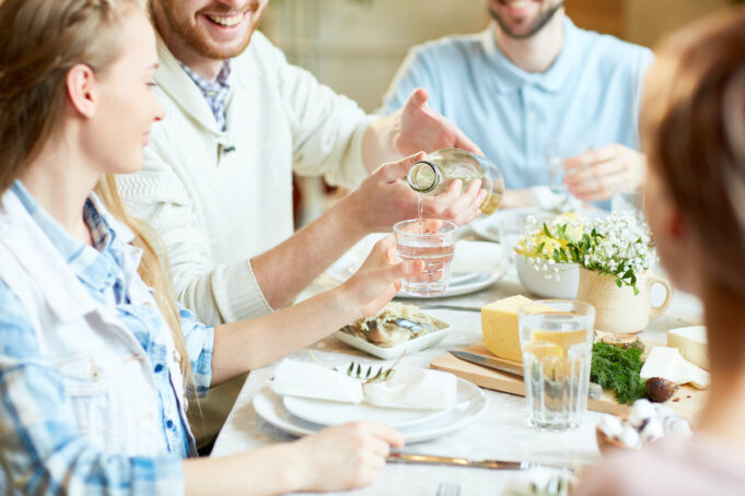 Faut-il boire un verre d’eau avant de manger ?