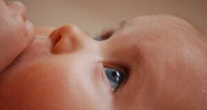 Collyres pour les yeux : effets indésirables chez les bébés