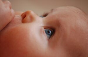 Collyres pour les yeux : effets indésirables chez les bébés