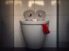 Pourquoi mettre du papier toilette sur la lunette des WC est une très mauvaise idée ?