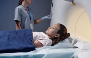 Pourquoi est-ce dangereux de passer 4 scanners avant l’âge de 18 ans ?