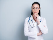 Covid-19 : Comment les soignants non-vaccinés seront réintégrés ?