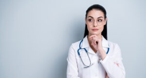 Covid-19 : Comment les soignants non-vaccinés seront réintégrés ?
