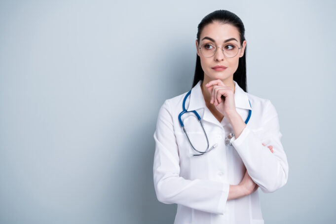 Covid-19 : Comment les soignants non-vaccinés seront réintégrés ?