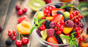Ces deux fruits réduiraient le risque de fragilité pour les plus de 65 ans